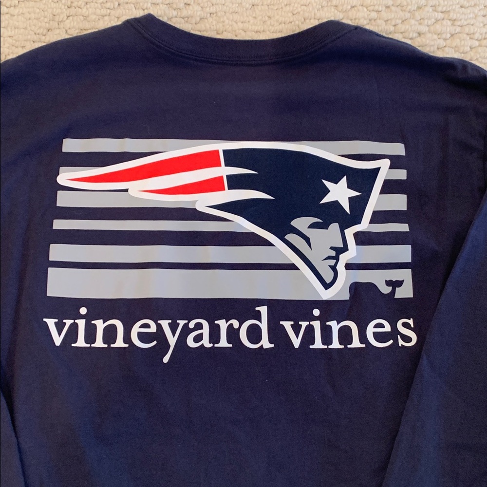 NWOT Vineyard Vines Navy Long Sleeve New England Patriots T-shirt. Size M.